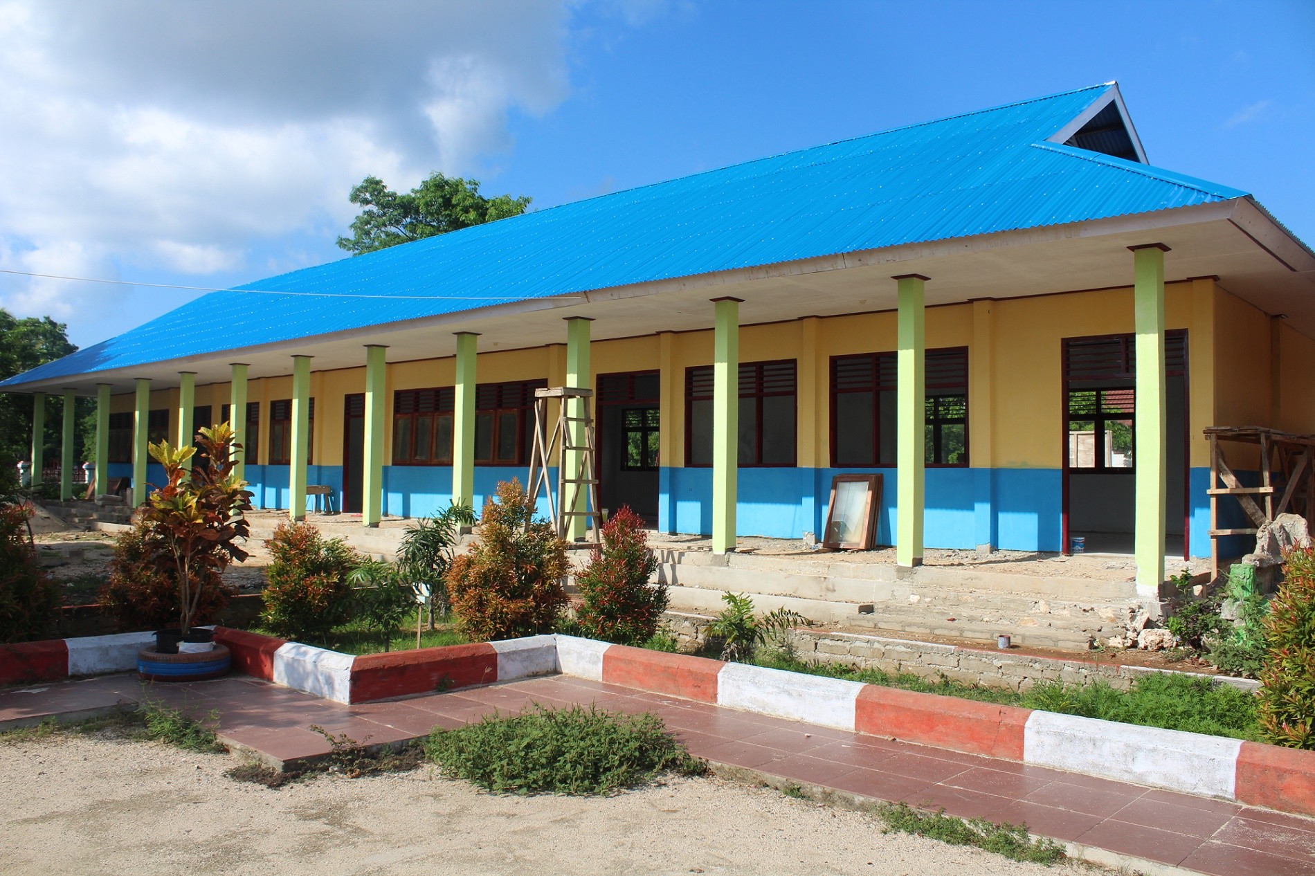 Puluhan Siswa di Kepulauan Tanimbar Terima Bantuan Pendidikan